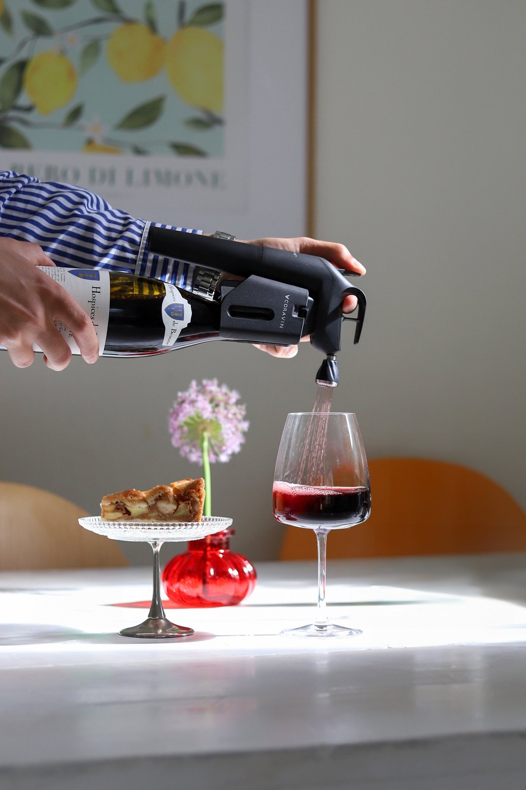 Rotwein wird am Tisch mit einem Coravin Timeless eingeschenkt, während der Korken in der Flasche bleibt