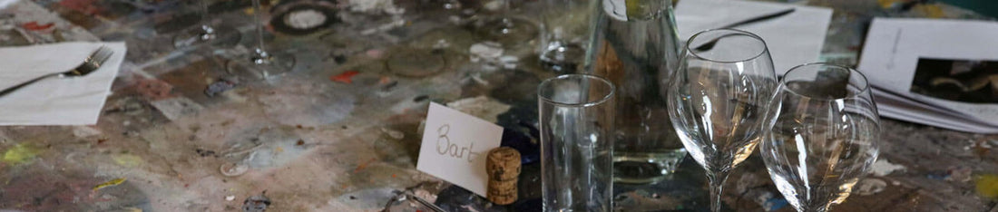 Proeftafel met glazen, proefnotities en een naamkaartje tijdens een champagneproeverij