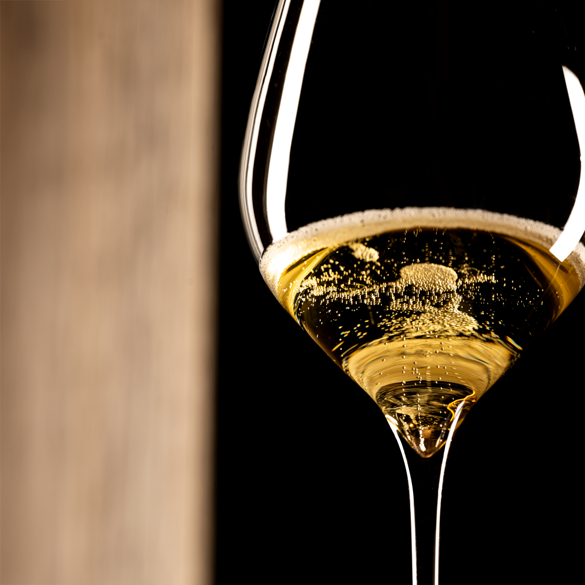 Close-up van de kelk van een Lehmann N°4 40 Ultralight met champagne en een kraag van mousse; onderin loopt de kelk spits toe naar de steel