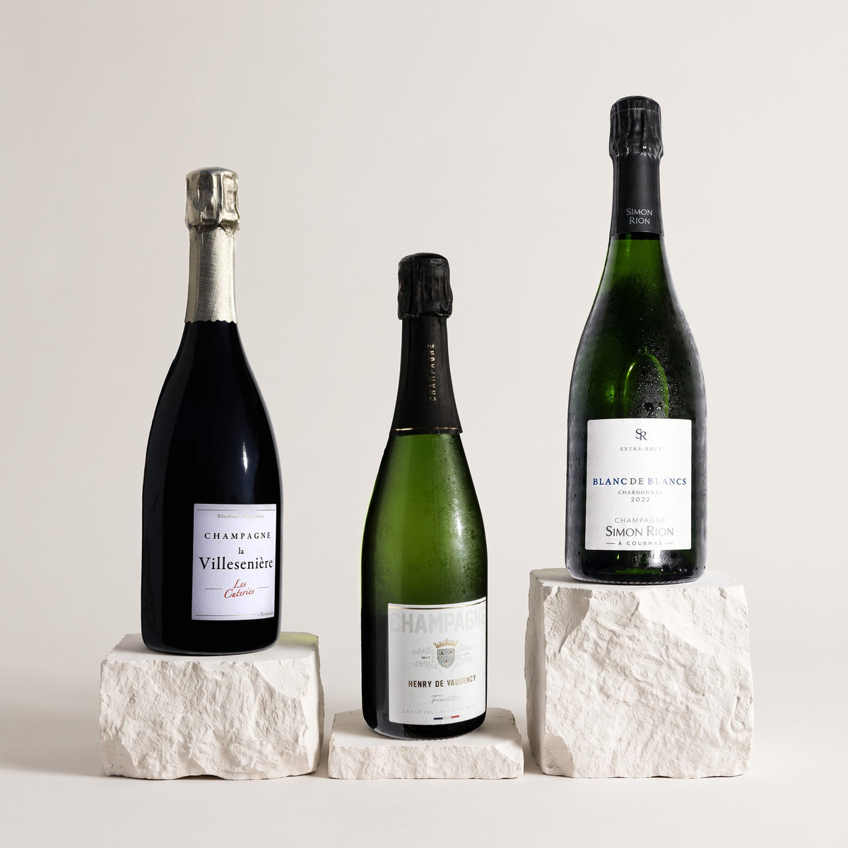Champagne Blanc de Blancs pakket: drie flessen op blokken witte kalk