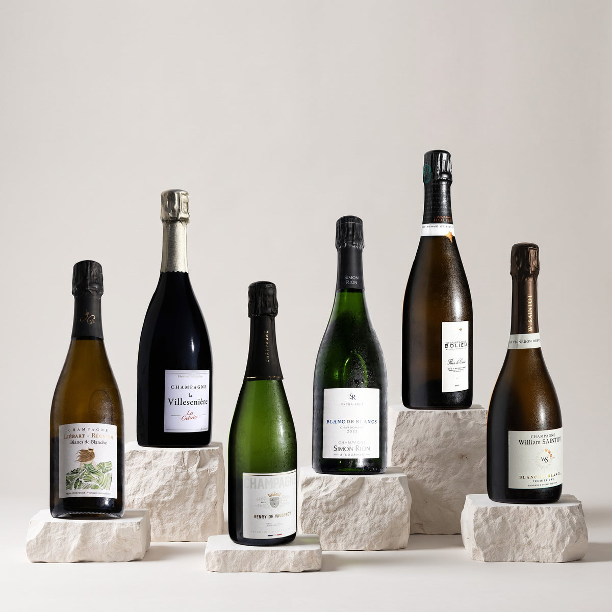 Champagne Blanc de Blancs pakket met zes flessen op blokken witte kalk