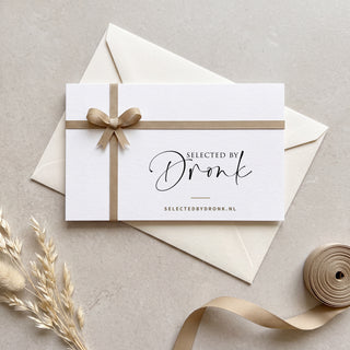 Cadeaubon van Selected by Dronk, witte kaart met zandgouden lint en strik op een crèmekleurige envelop