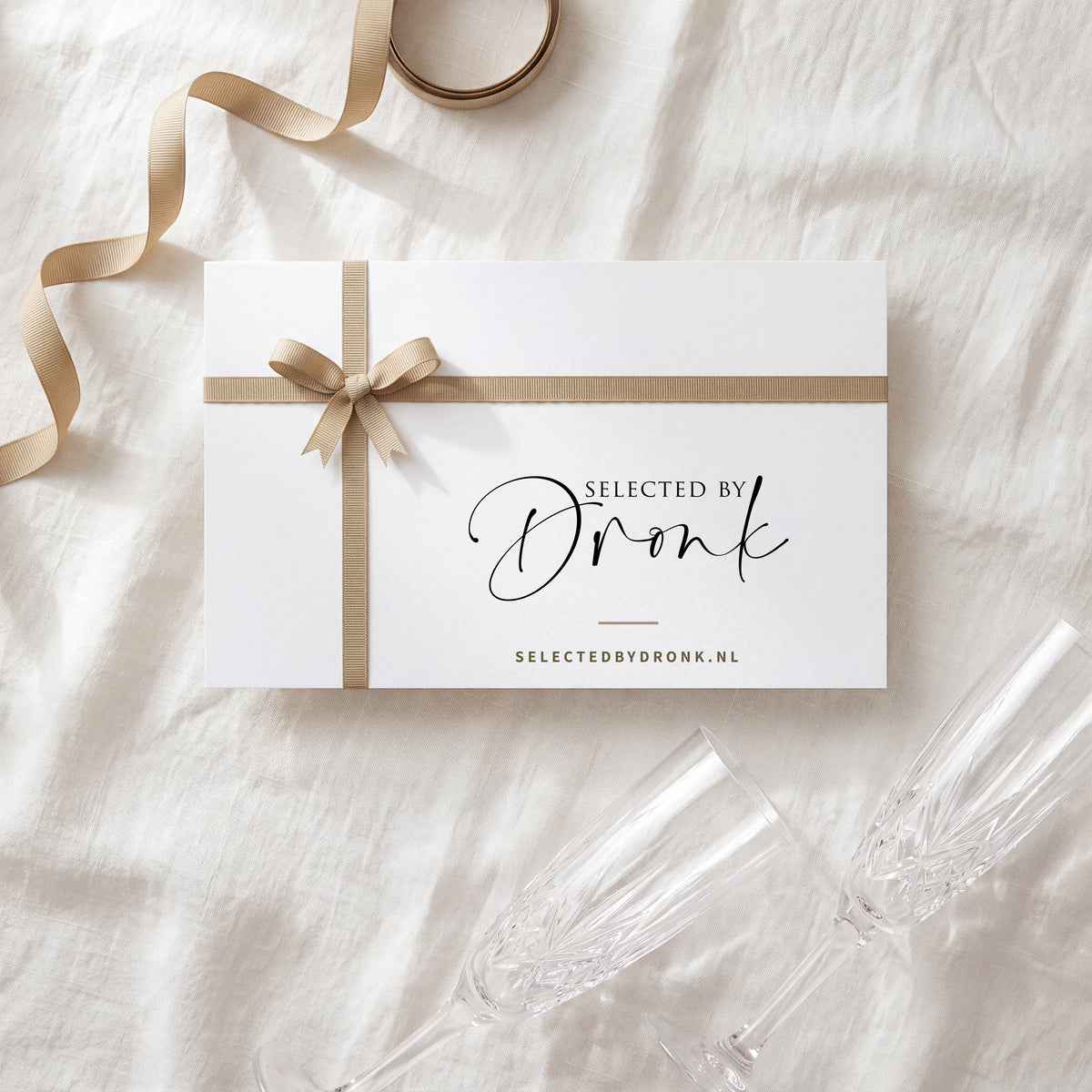 Cadeaubon van Selected by Dronk op wit linnen, met twee champagneglazen