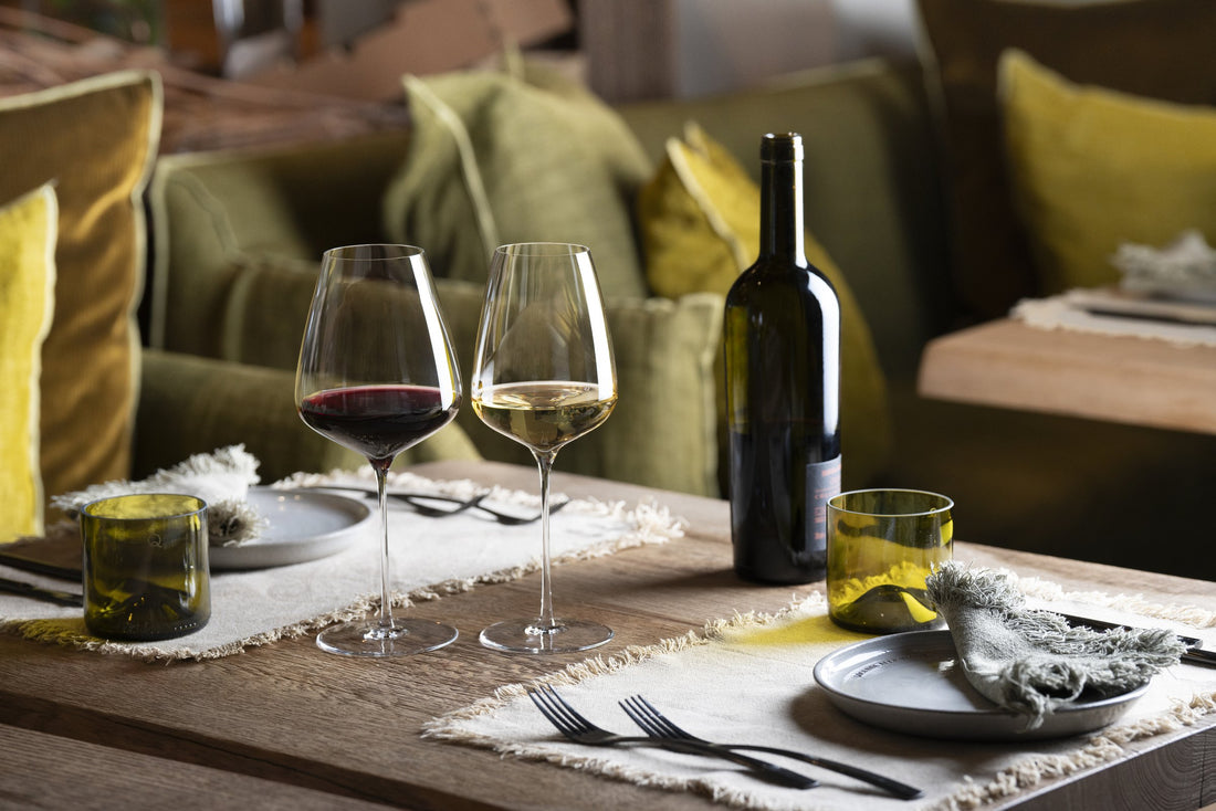 Deux verres à vin Italesse sur une table de restaurant dressée