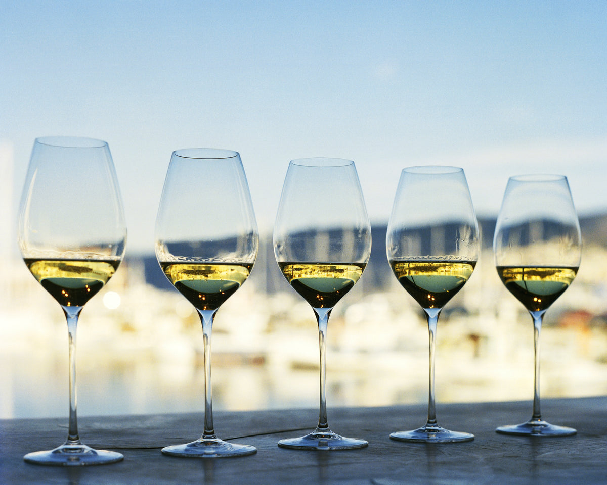 Cinq verres à vin Italesse identiques alignés