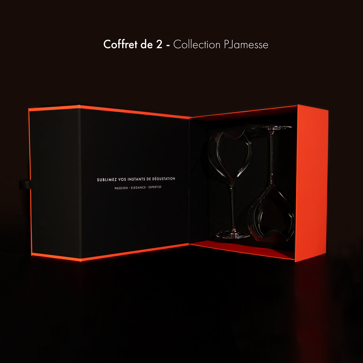 Geopende cadeaudoos van Lehmann met twee Synergie 60-glazen in een zwarte inleg; in de deksel staat Sublimez vos instants de dégustation, boven de doos Coffret de 2, Collection P. Jamesse