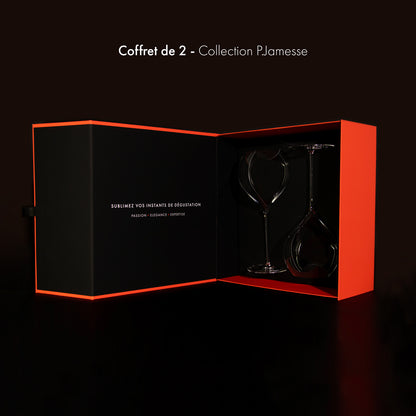 Geopende cadeaudoos van Lehmann met twee Synergie 60-glazen in een zwarte inleg; in de deksel staat Sublimez vos instants de dégustation, boven de doos Coffret de 2, Collection P. Jamesse