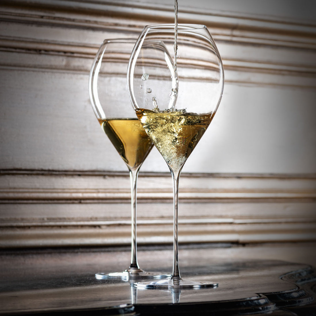 Du champagne servi dans deux verres à champagne Lehmann