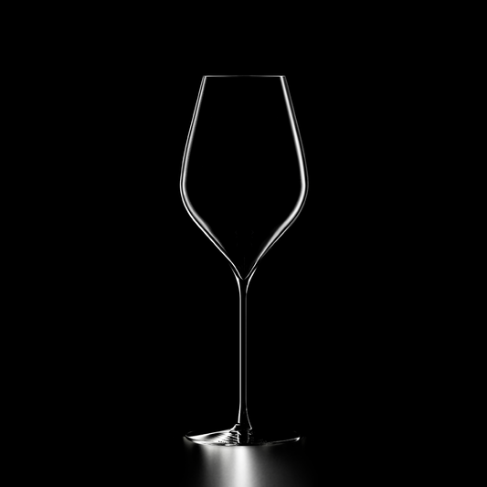 Lehmann N°4 40 Ultralight, leeg, op een zwarte achtergrond waar het licht de slanke kelk, de dunne steel en de platte voet aftekent
