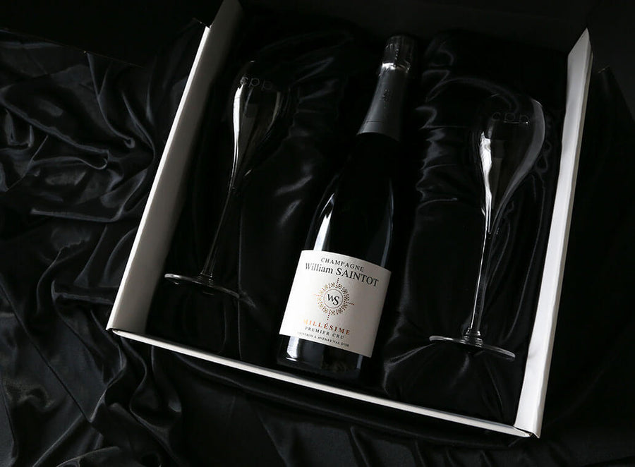 Luxe geschenkbox met zwart satijn en twee kristallen glazen.