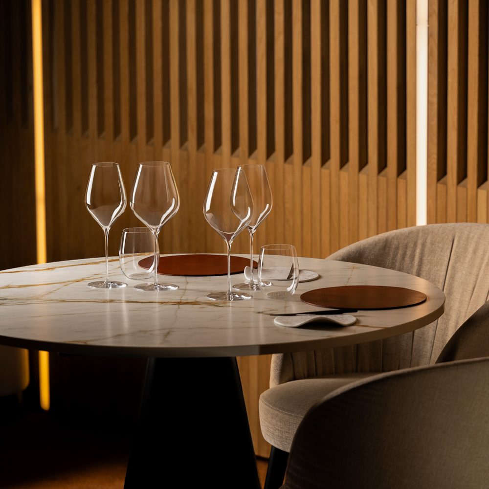 Table de restaurant dressée avec des verres à vin et des verres à eau Lehmann